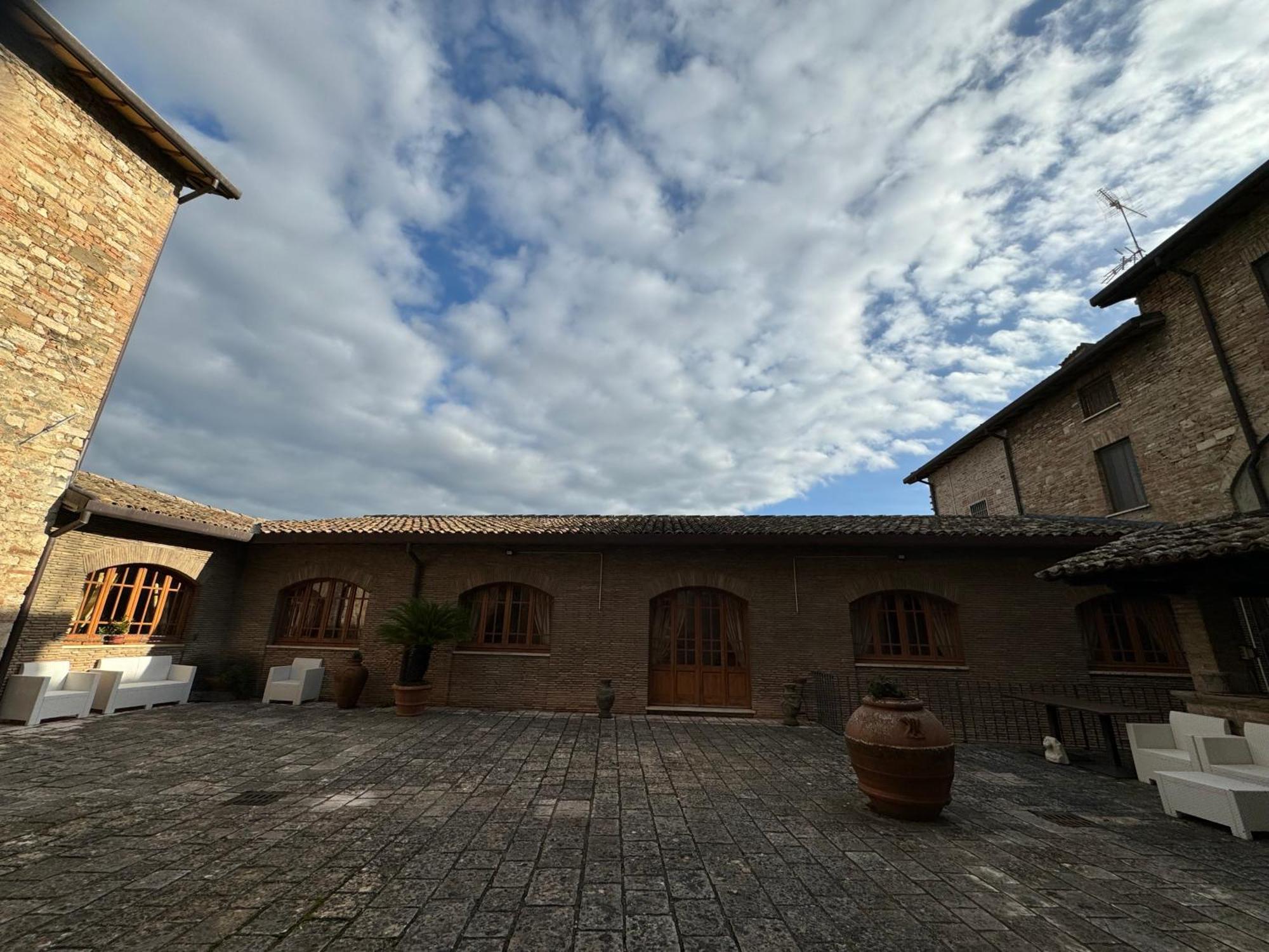 מלון טודי Monastero Ss. Annunziata מראה חיצוני תמונה The courtyard of the museum
