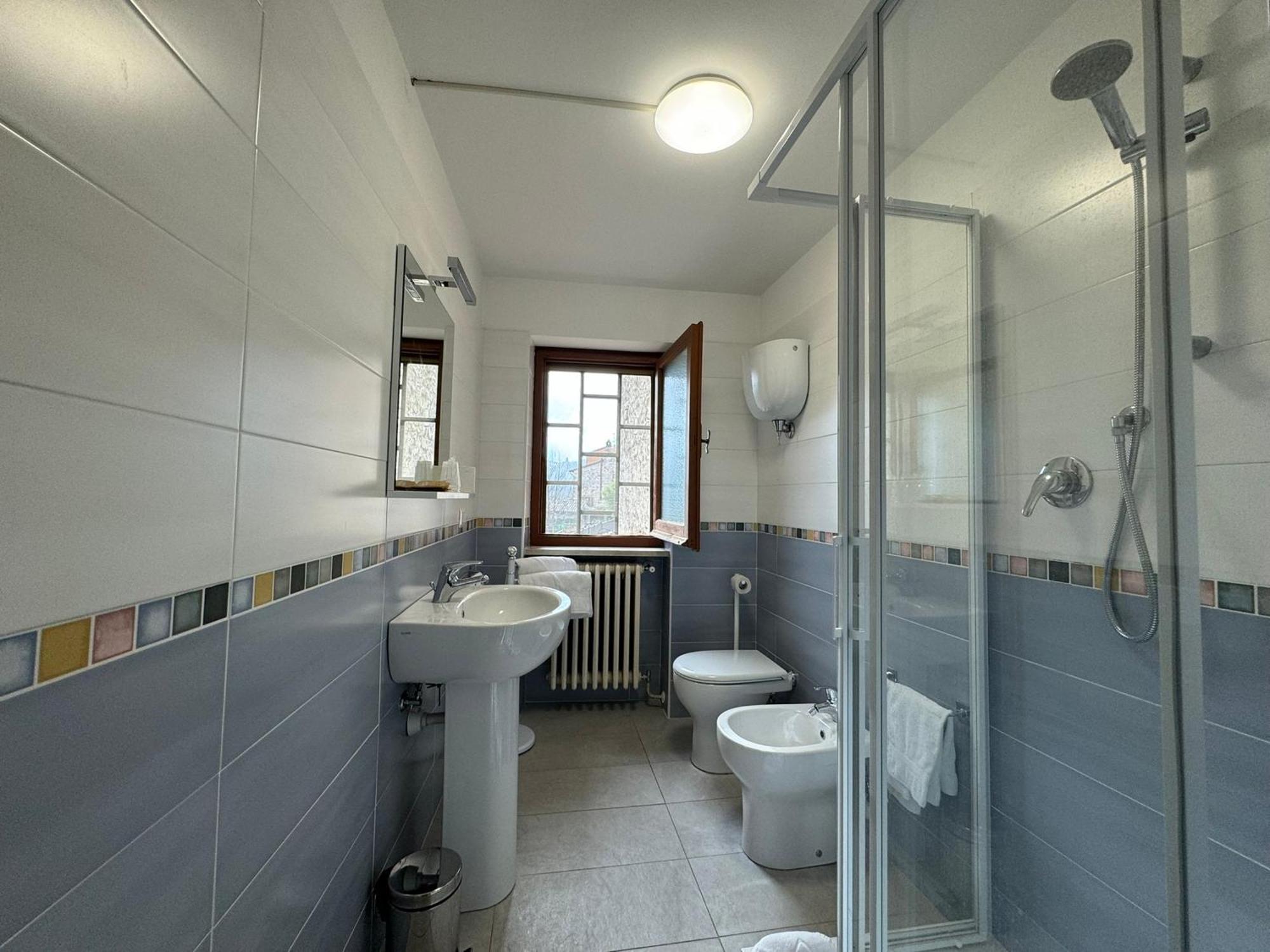 מלון טודי Monastero Ss. Annunziata מראה חיצוני תמונה Bathroom with shower enclosure